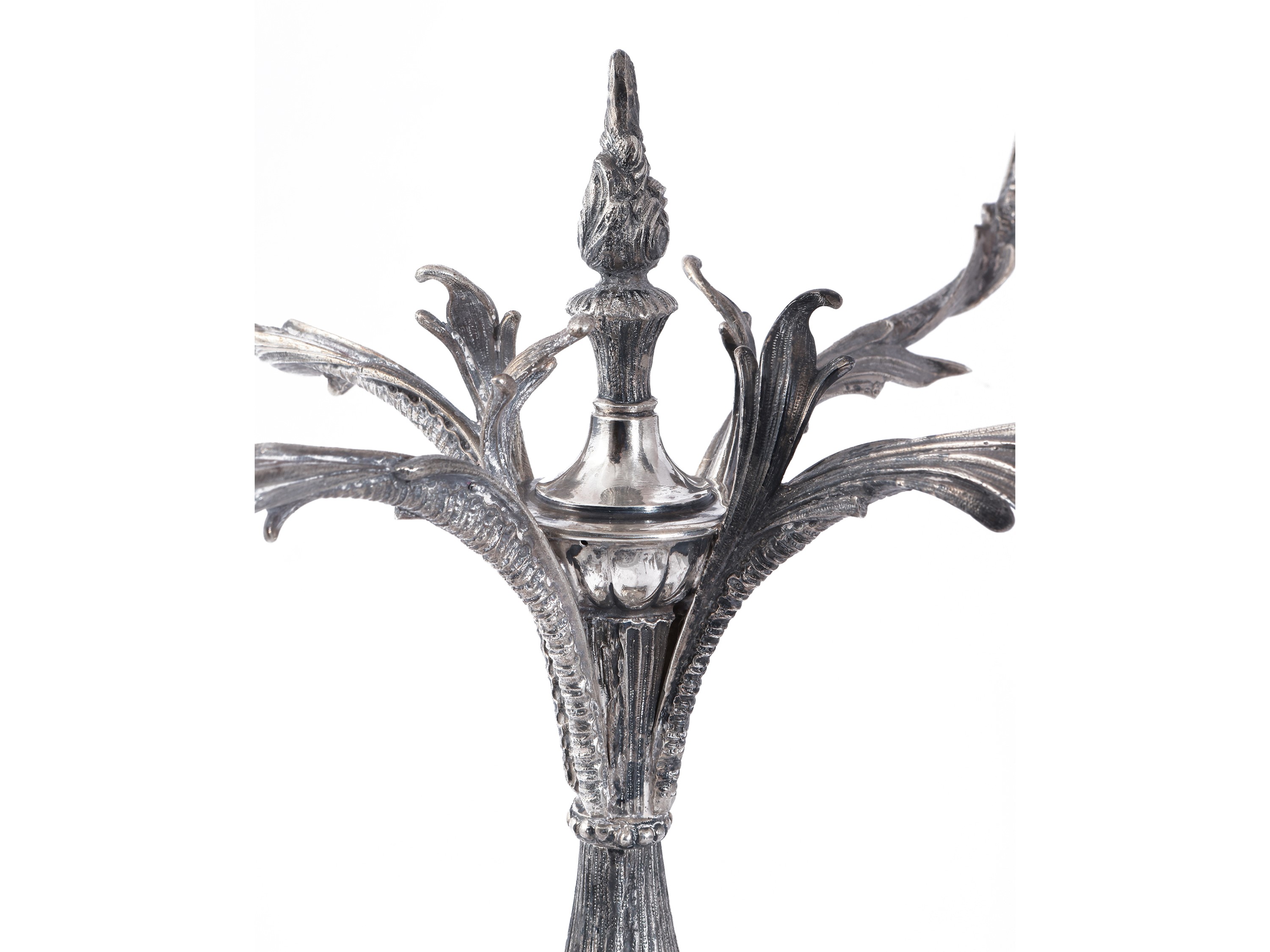 Coppia di grandi candelabri in argento