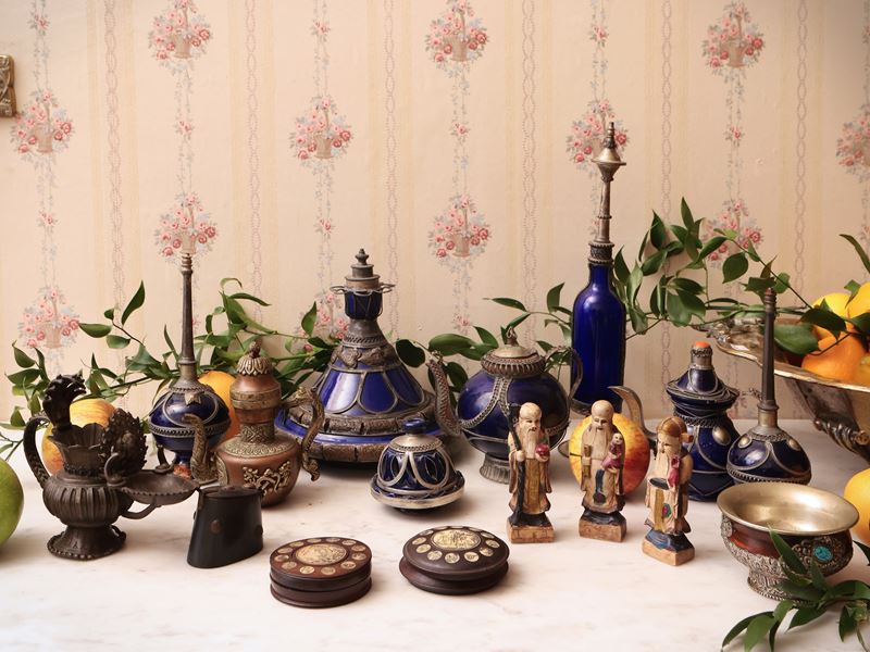 Assortimento di Ceramiche Esotiche Blu