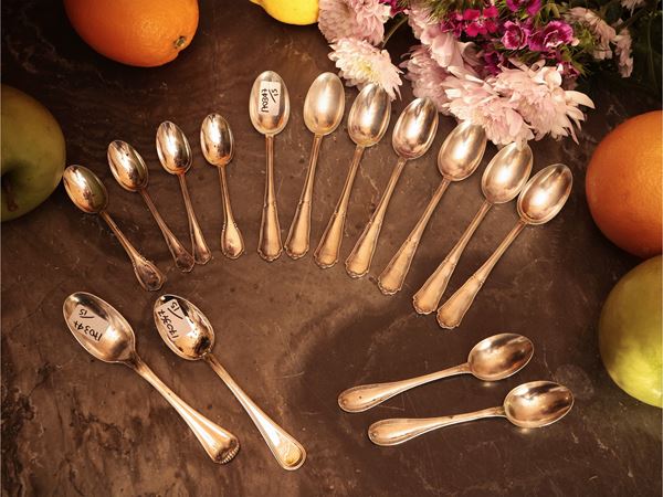 Assortimento di cucchiaini da tè e caffè in argento