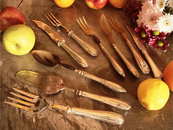 Assortimento di posate da portata con manico rivestito in argento
