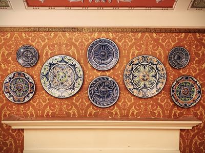 Serie di Sette Piatti da Parata in Terracotta Smaltata, Marco Marcial