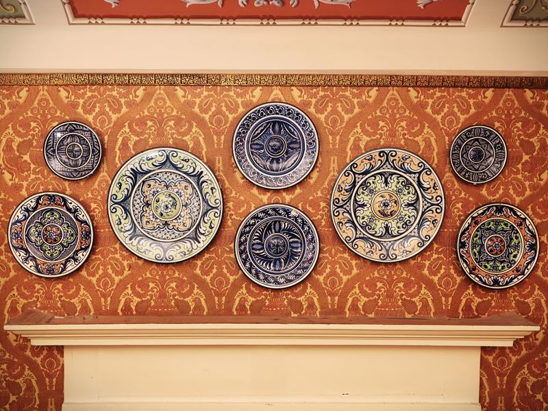 Serie di Sette Piatti da Parata in Terracotta Smaltata, Marco Marcial