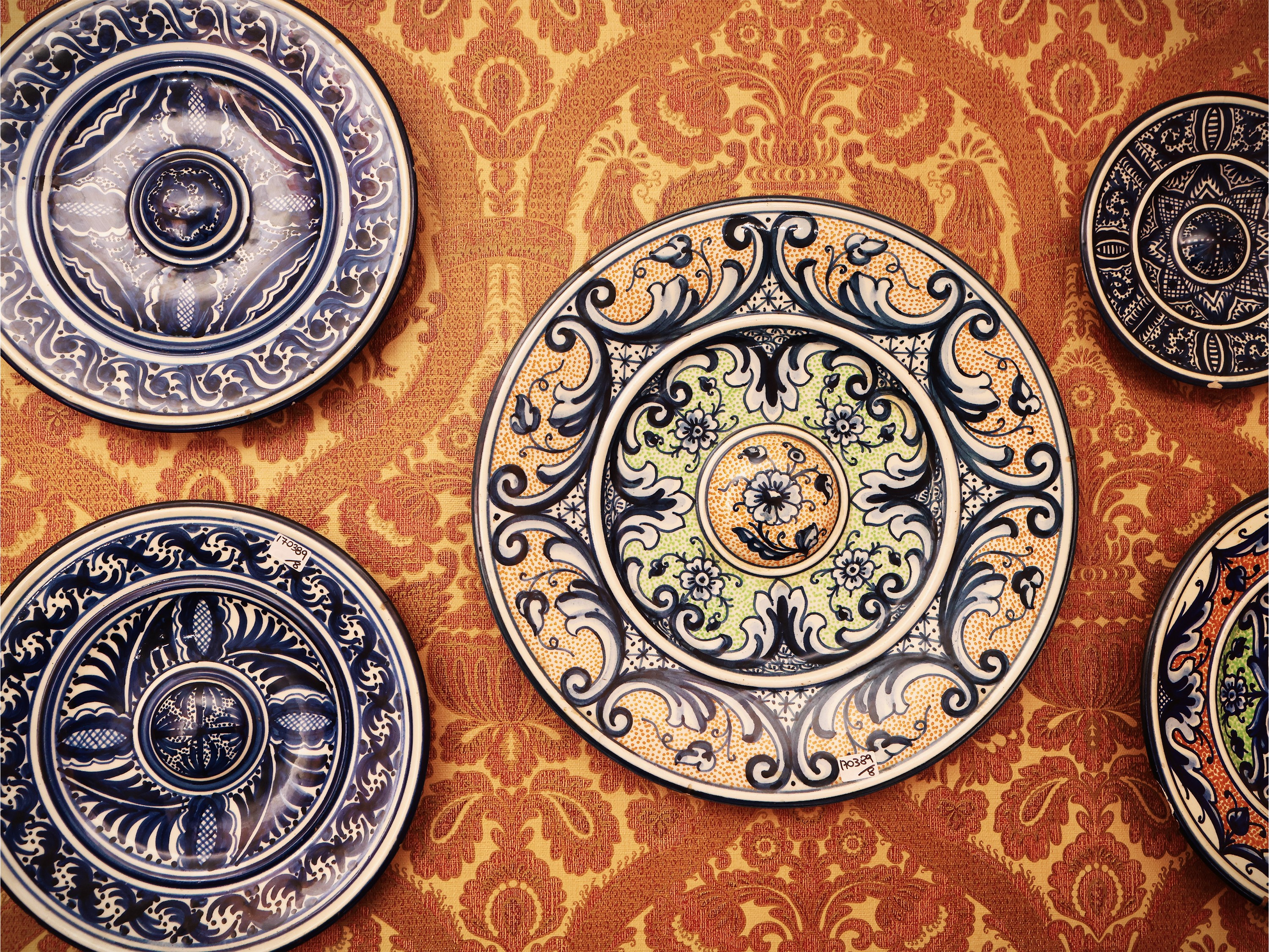 Serie di Sette Piatti da Parata in Terracotta Smaltata, Marco Marcial
