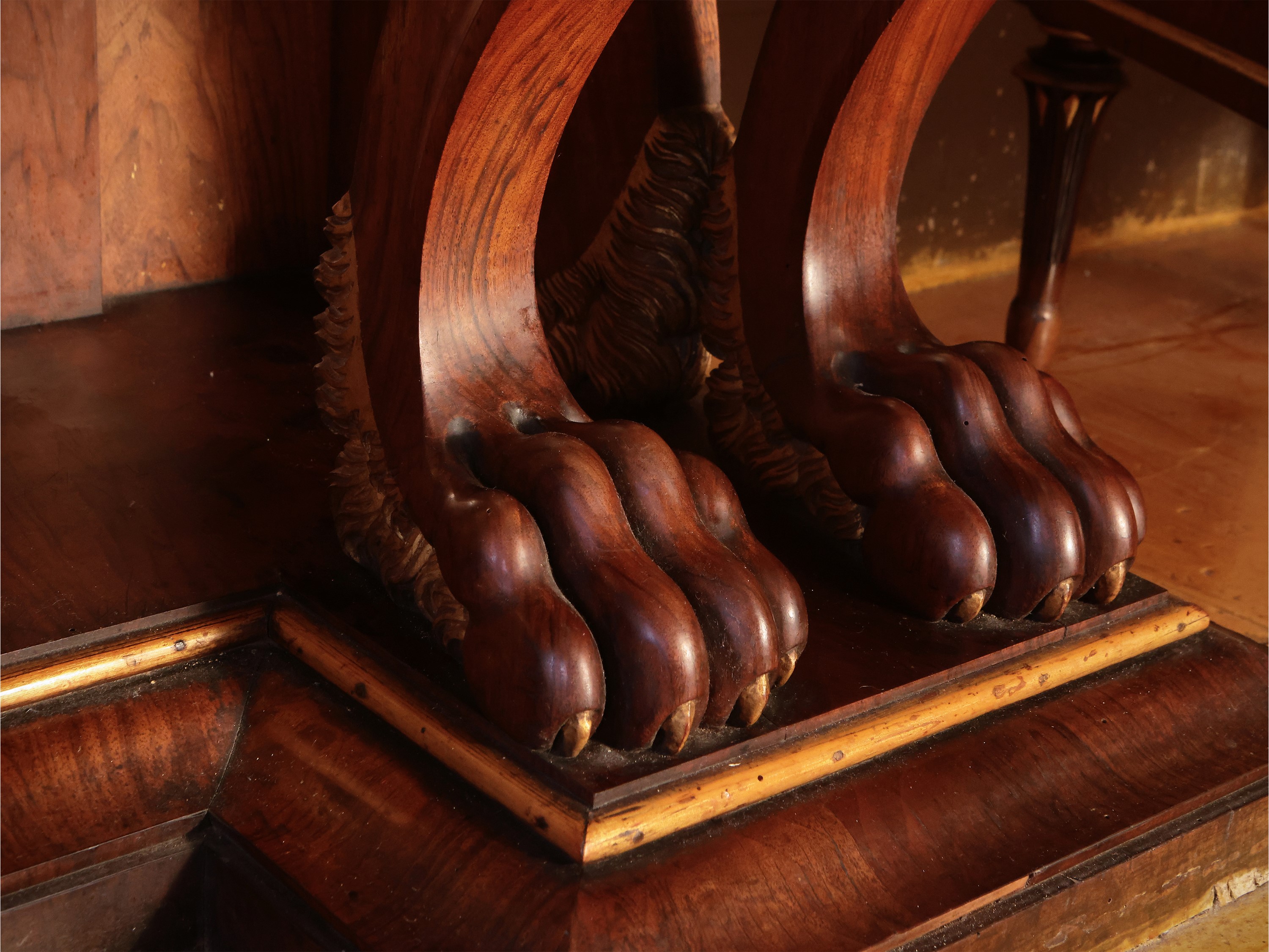 Grande Console Impiallacciata in Piuma di Noce