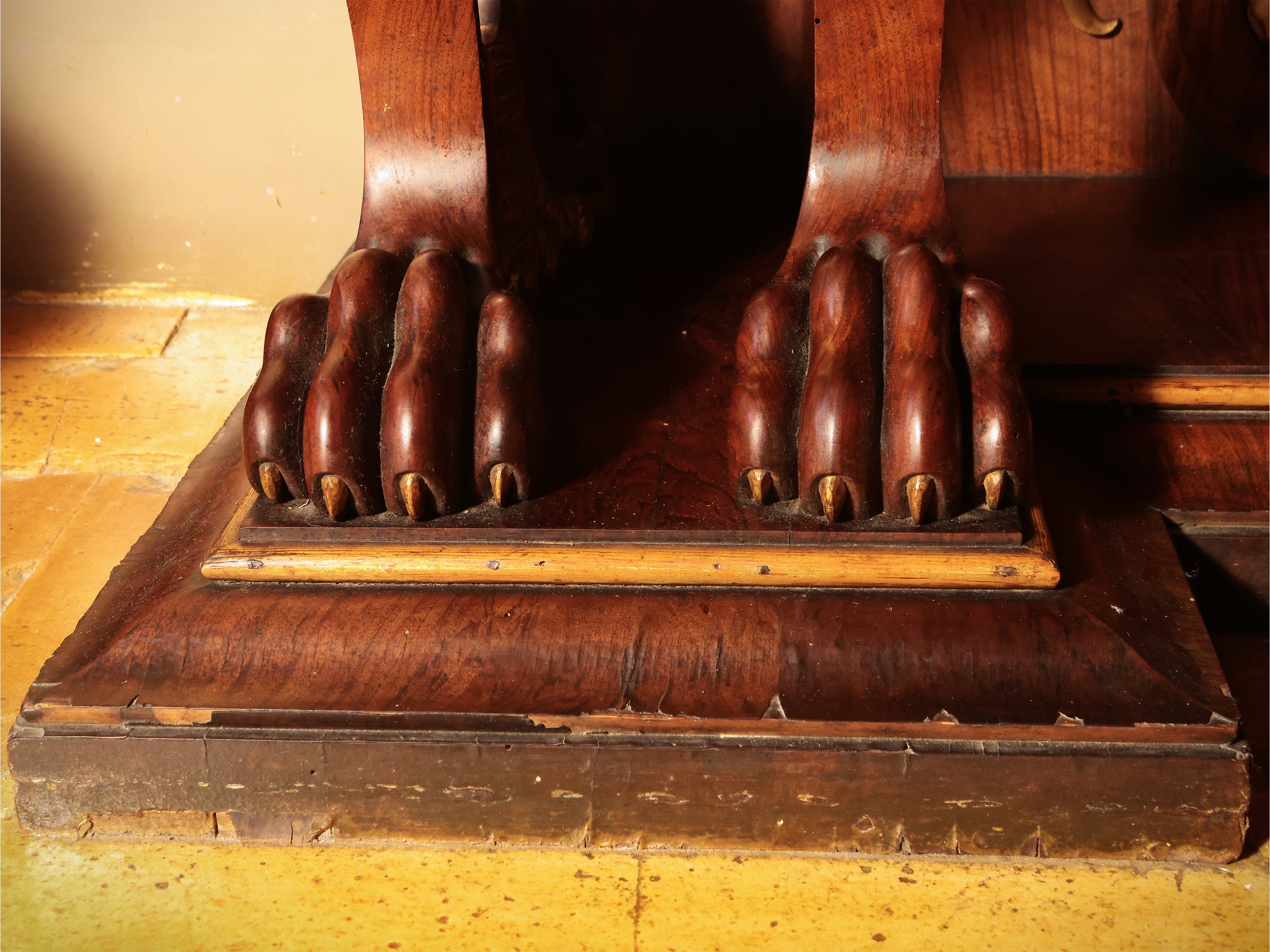 Grande Console Impiallacciata in Piuma di Noce
