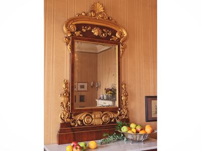 Monumentale Specchiera Impiallacciata in Noce e Lumeggiata in Oro