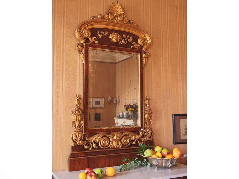 Monumentale Specchiera Impiallacciata in Noce e Lumeggiata in Oro