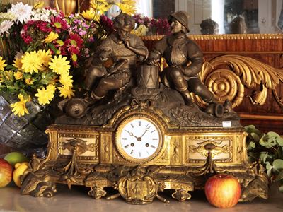 Monumentale Orologio da Camino in Antimonio Dorato e Patinato