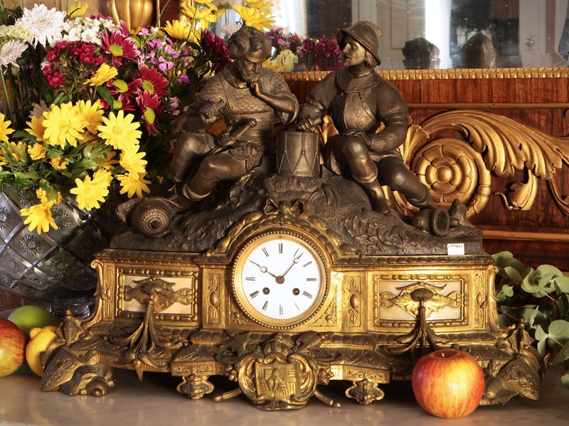 Monumentale Orologio da Camino in Antimonio Dorato e Patinato