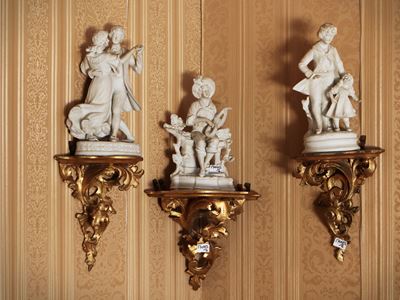 Tre Piccole Mensole per Collezioni in Legno Intagliato e Dorato