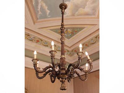 Grande Lampadario in Legno Intagliato e Lumeggiato in Oro