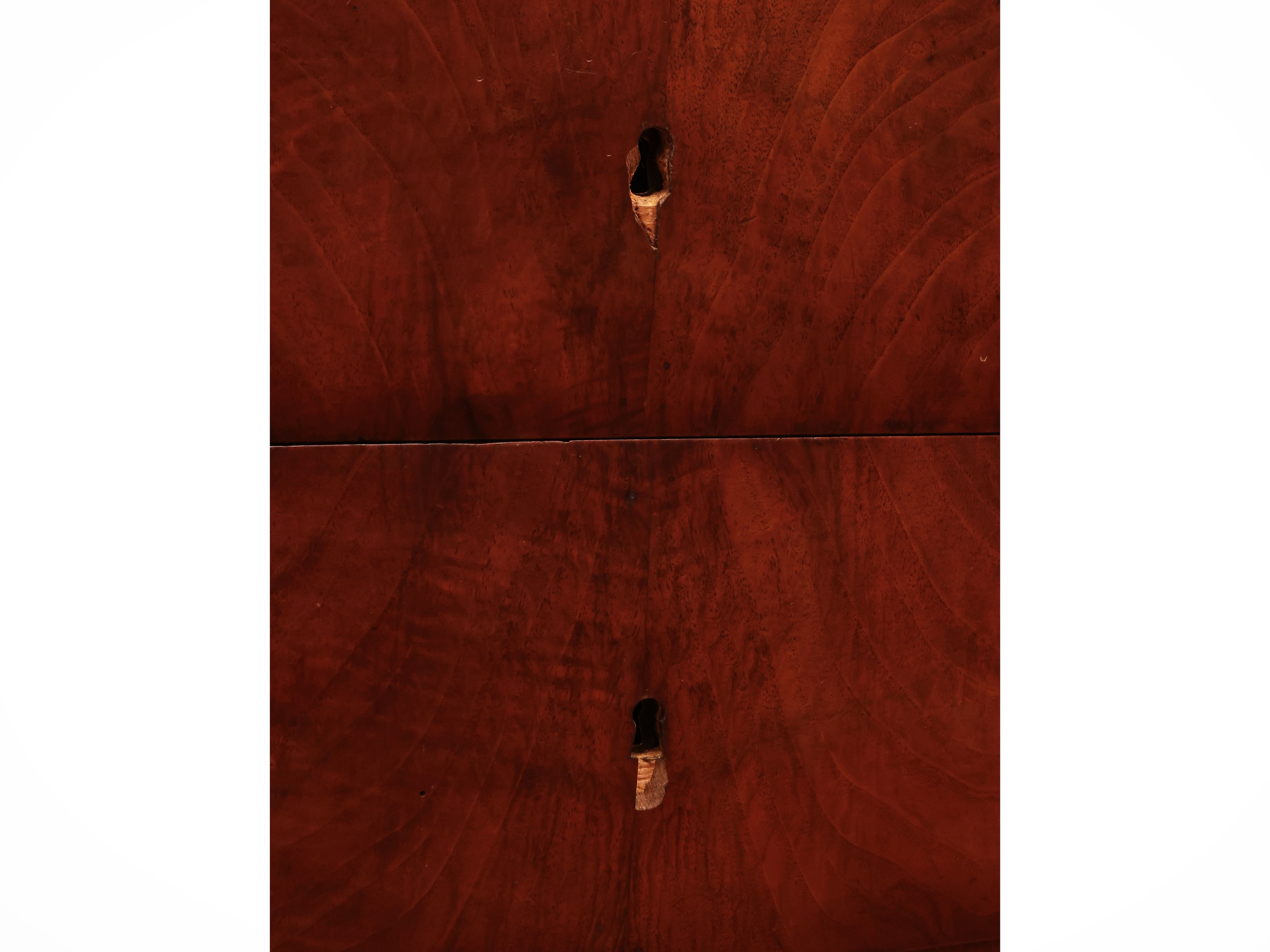 Cassettone Impiallacciato in Piuma di Noce