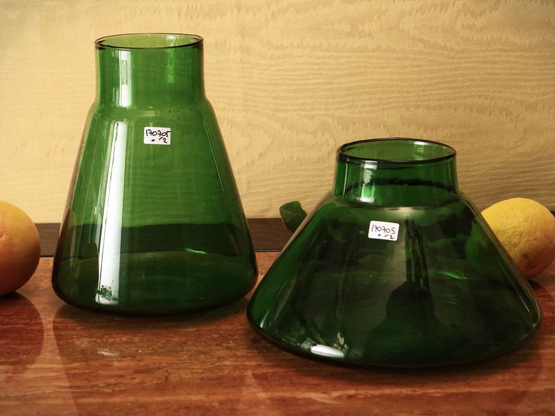 Due vasi in vetro verde di Empoli