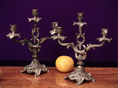 Coppia di Candelabri in Metallo Argentato