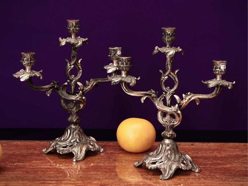Coppia di Candelabri in Metallo Argentato