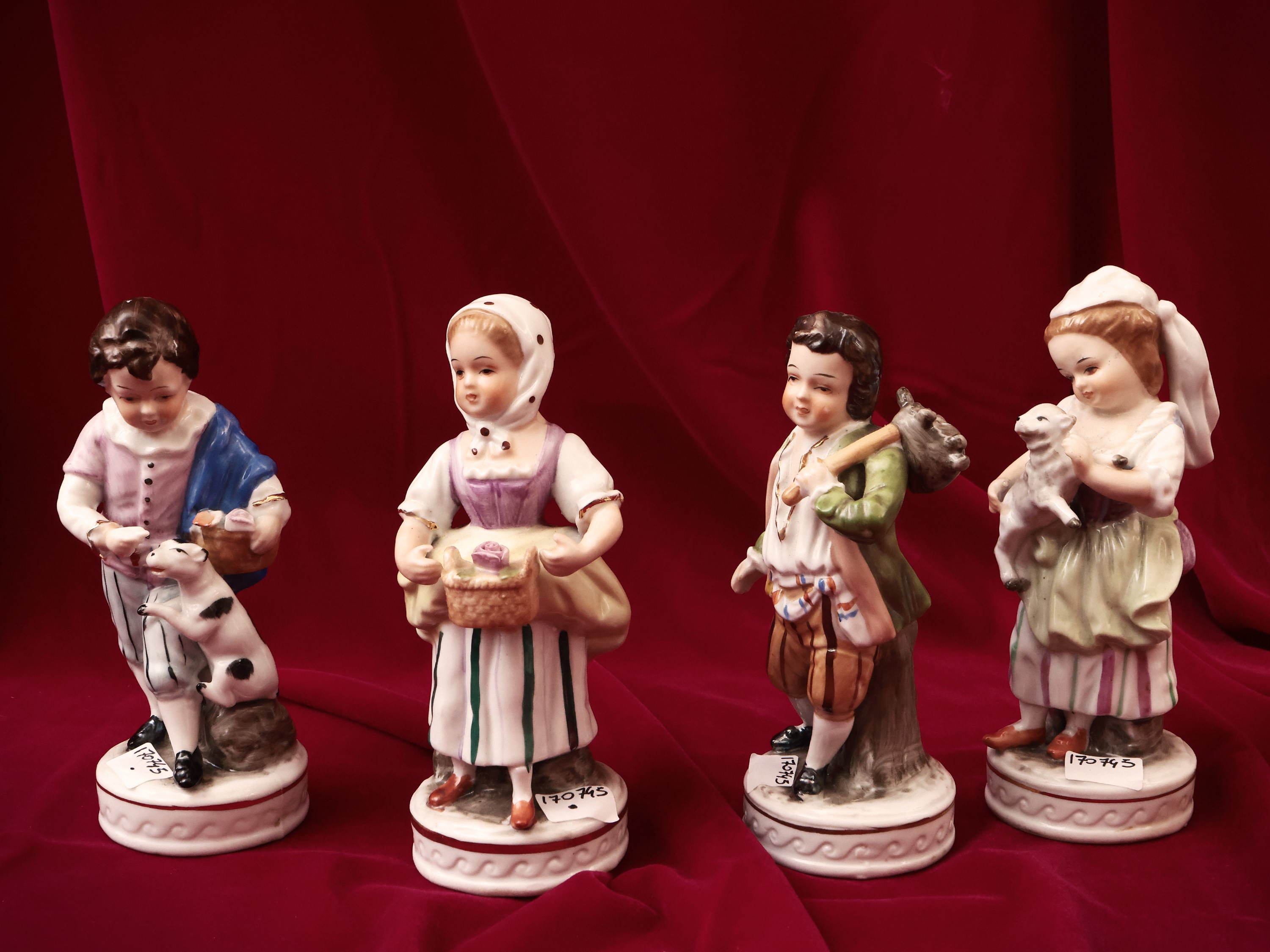 Serie di Quattro Figure in Porcellana
