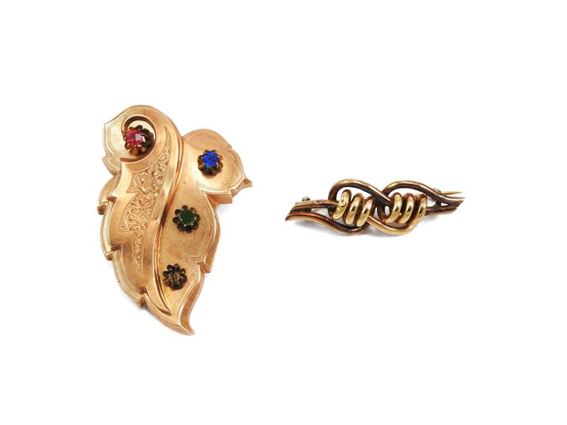 Due spille d'epoca in oro a basso titolo con paste vitree