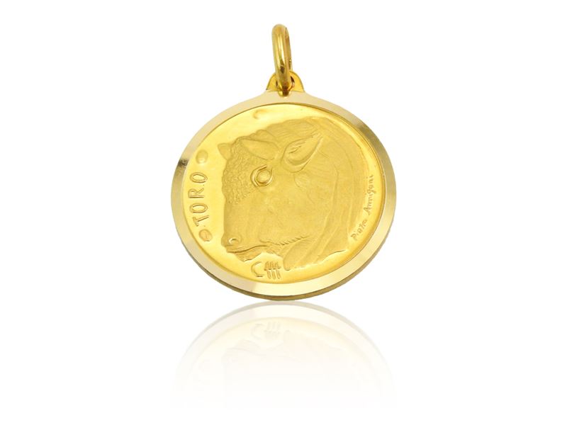 Medaglia pendente in oro giallo con segno zodiacale del Toro, Anni Settanta