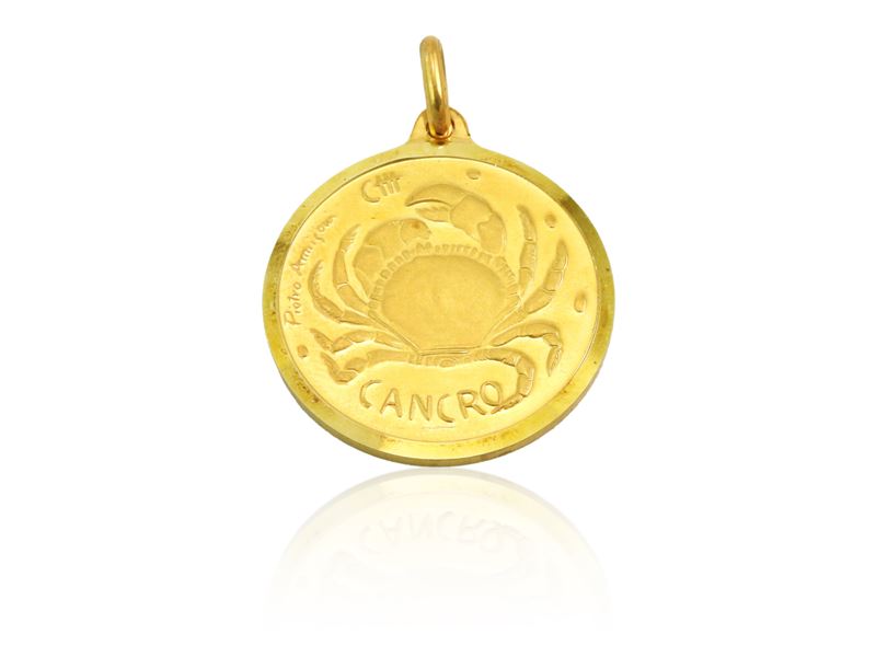 Medaglia pendente in oro giallo con segno zodiacale del Cancro, Anni Settanta