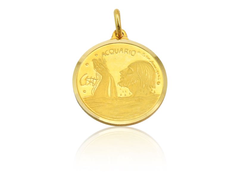 Medaglia pendente in oro giallo con segno zodiacale dell'Acquario, Anni Settanta