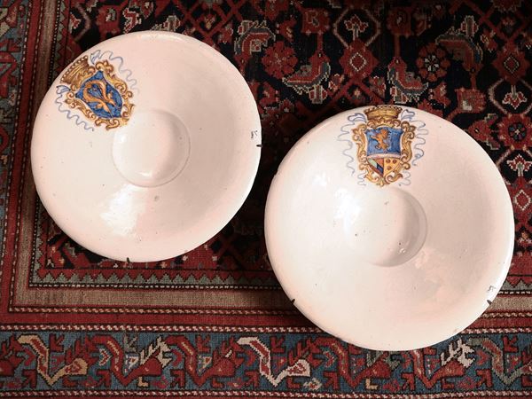 Coppia di grandi piatti da parata in maiolica