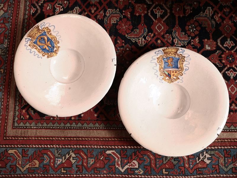 Coppia di Grandi Piatti da Parata in Maiolica