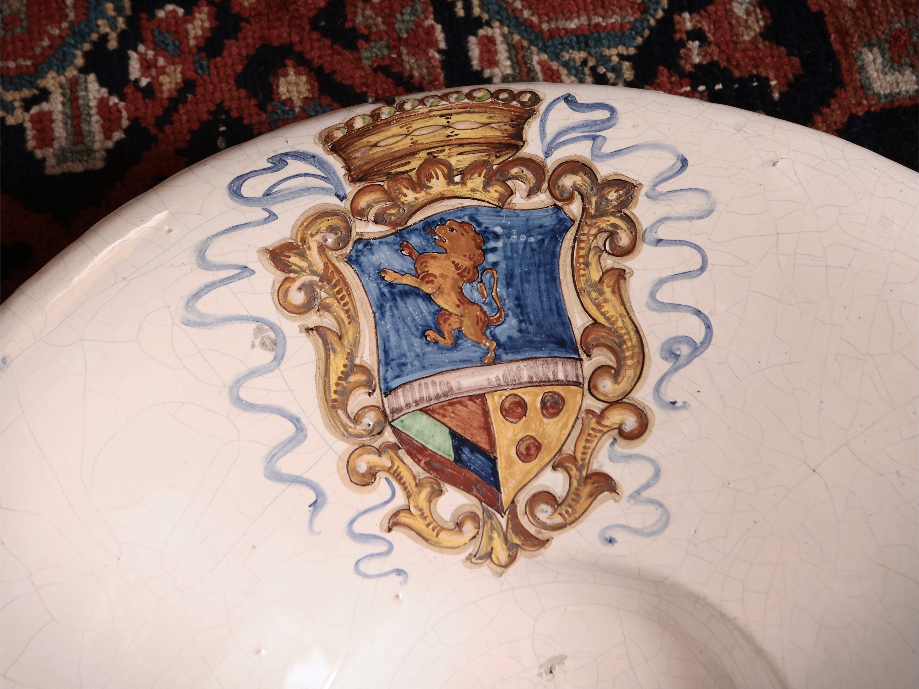 Coppia di Grandi Piatti da Parata in Maiolica