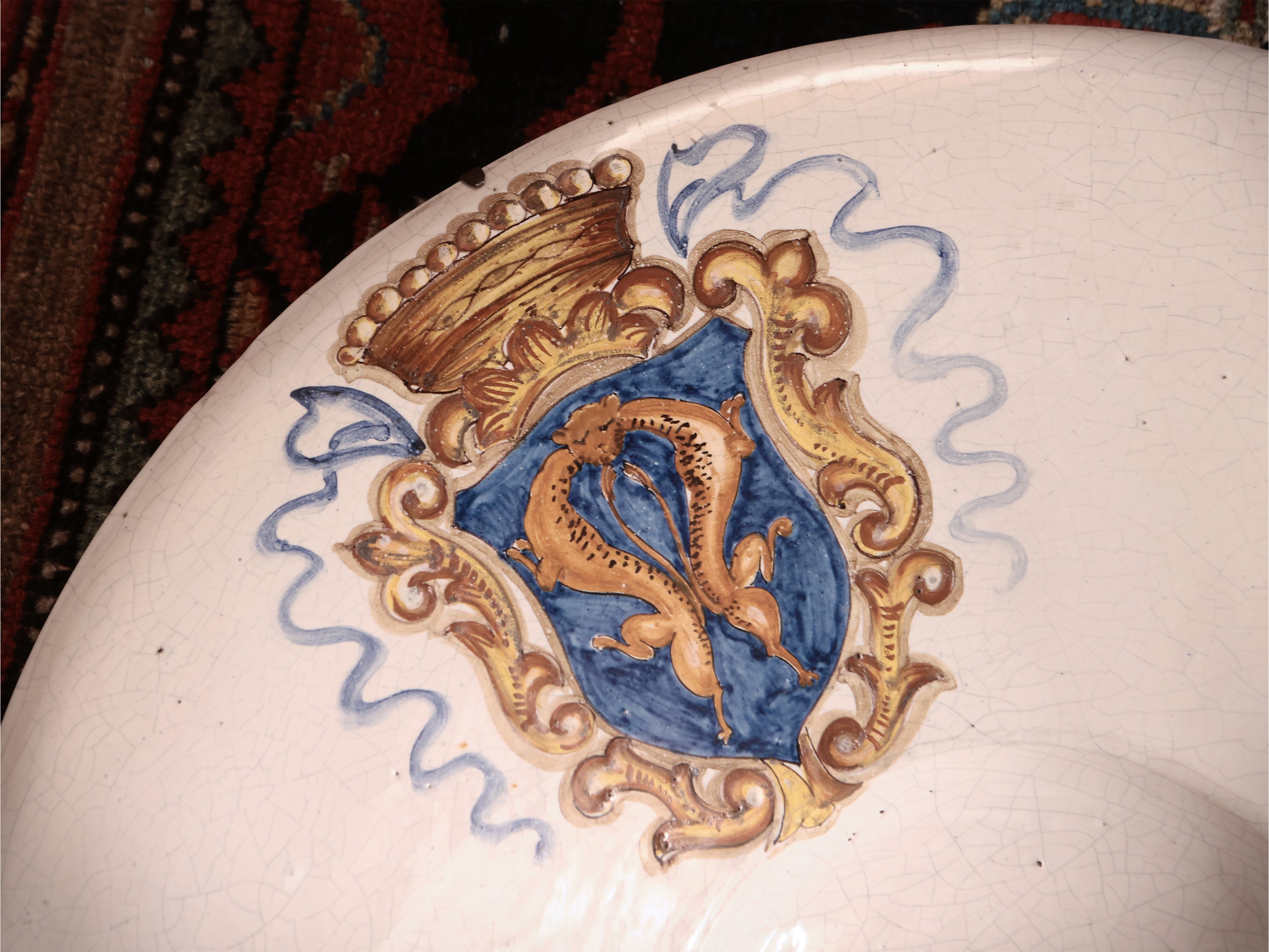 Coppia di Grandi Piatti da Parata in Maiolica