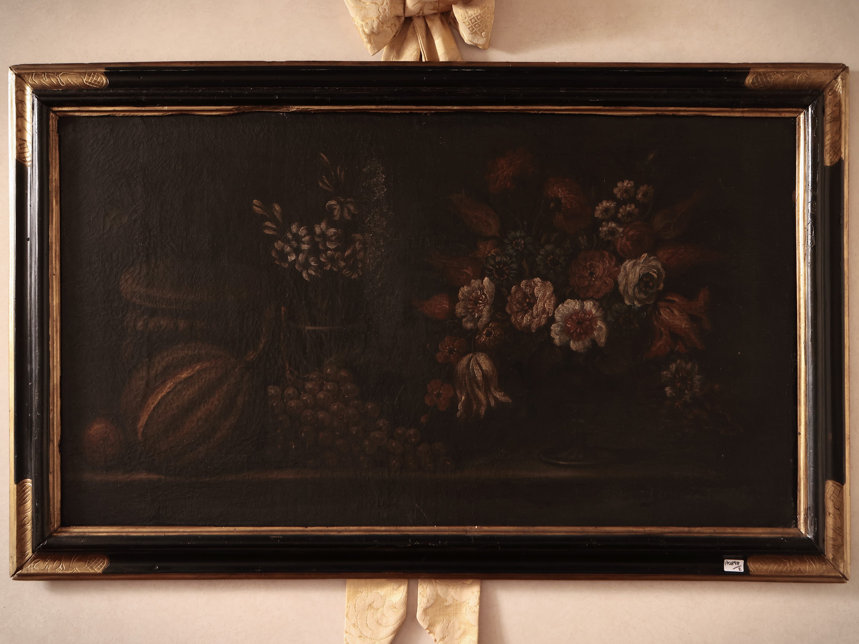 Scuola Lombarda del XVII/XVIII Secolo - Natura Morta con Fiori, Anguria e Pomi - Natura Morta con...
