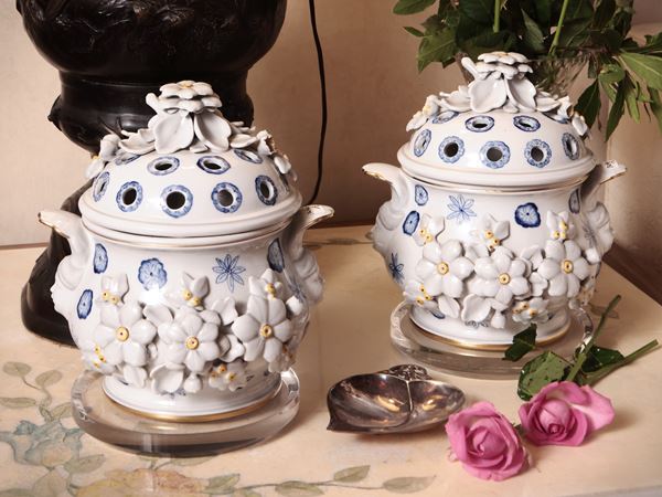 Coppia di fioriere o vasi per pot-pourri in porcellana