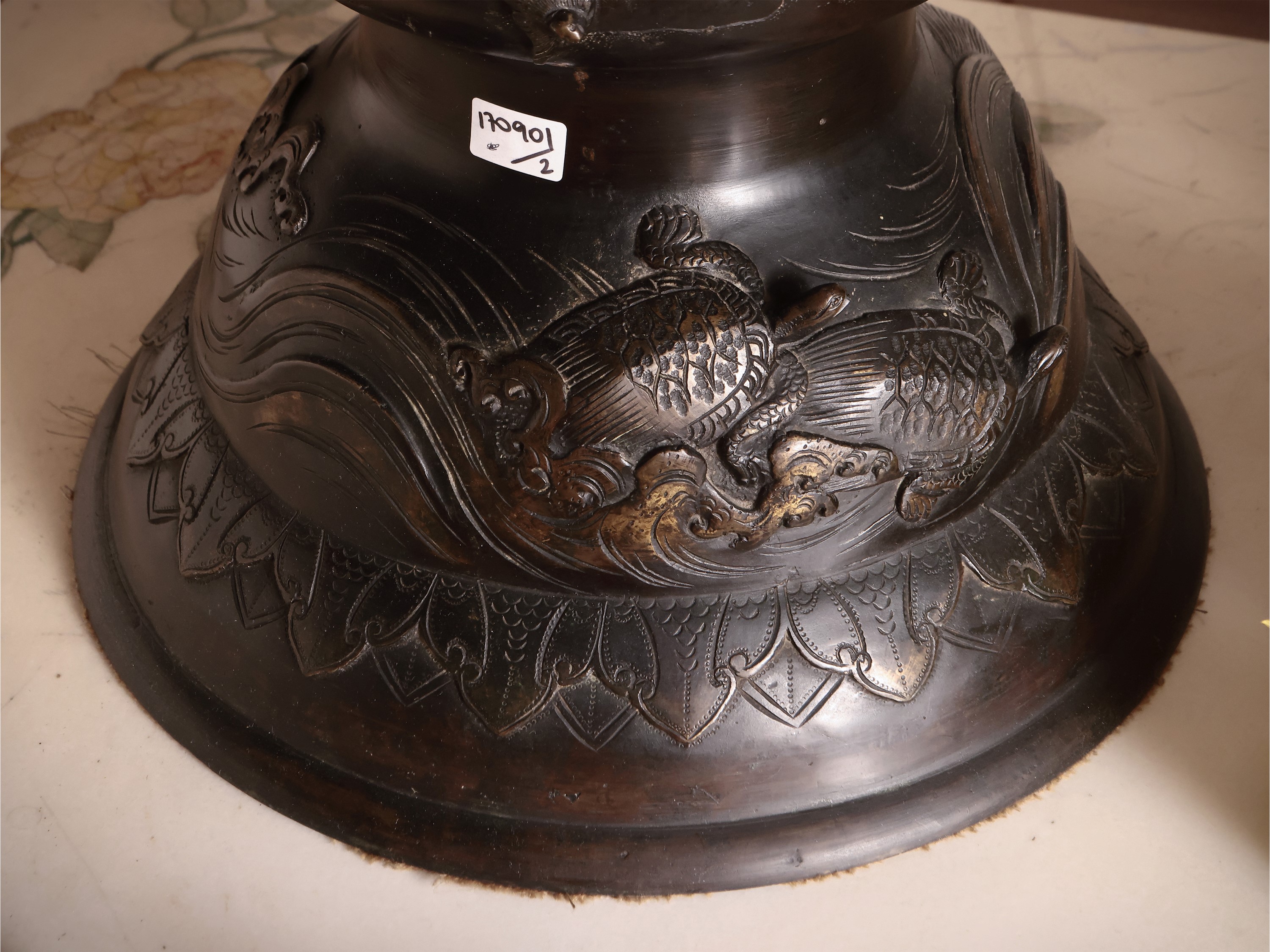 Coppia di Grandi Vasi in Bronzo