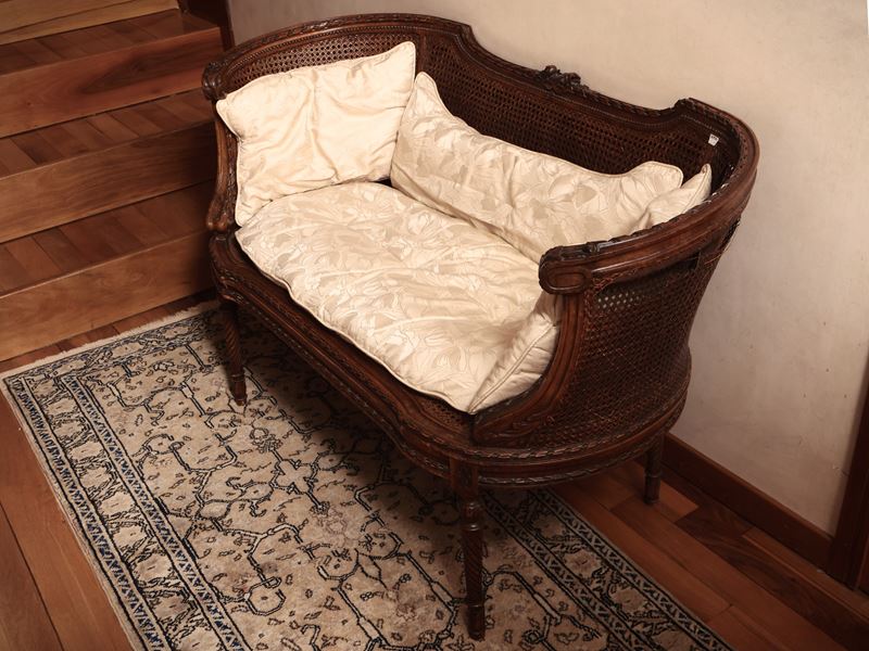 Divanetto a pozzetto in noce