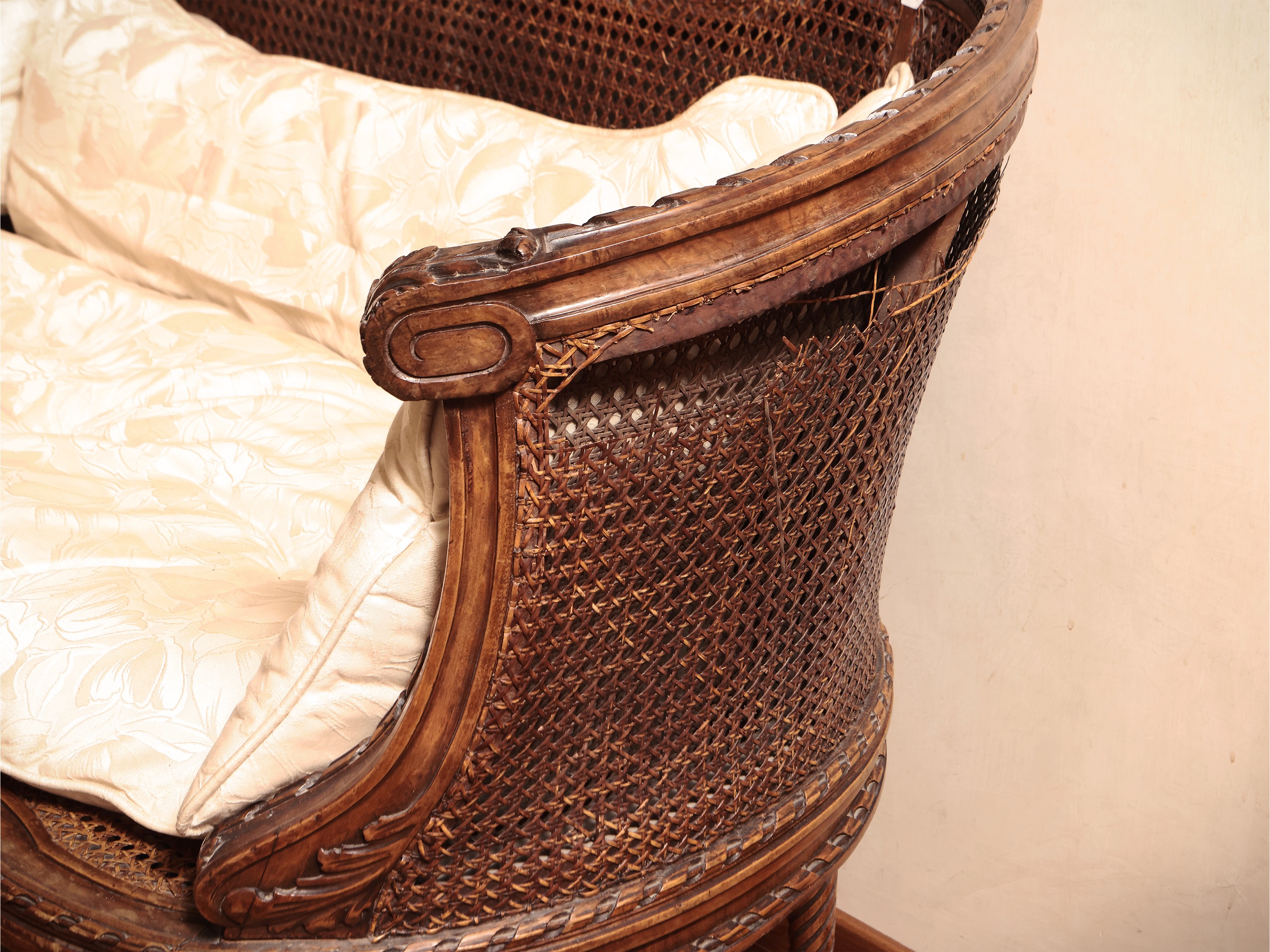 Divanetto a pozzetto in noce