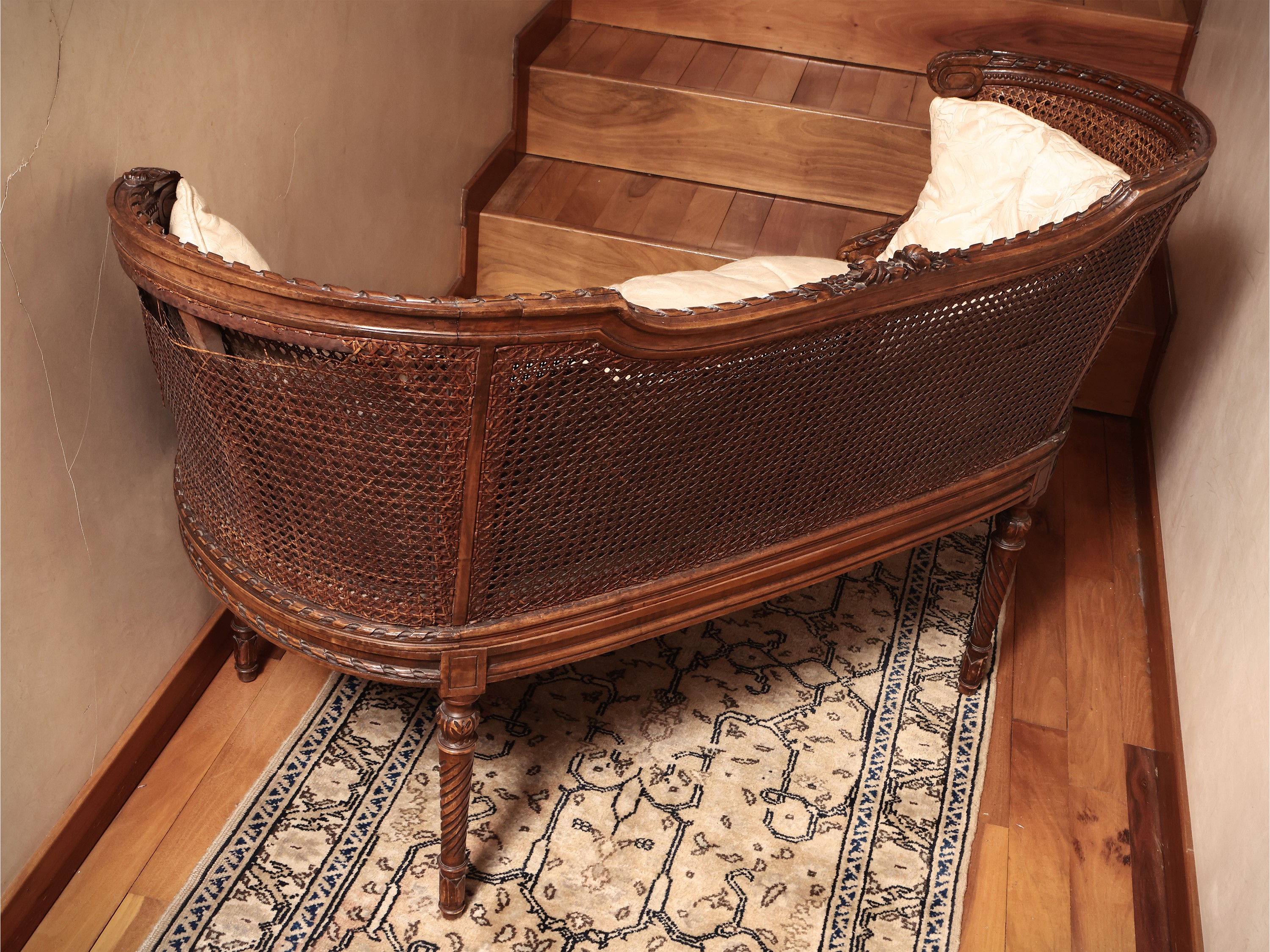 Divanetto a pozzetto in noce