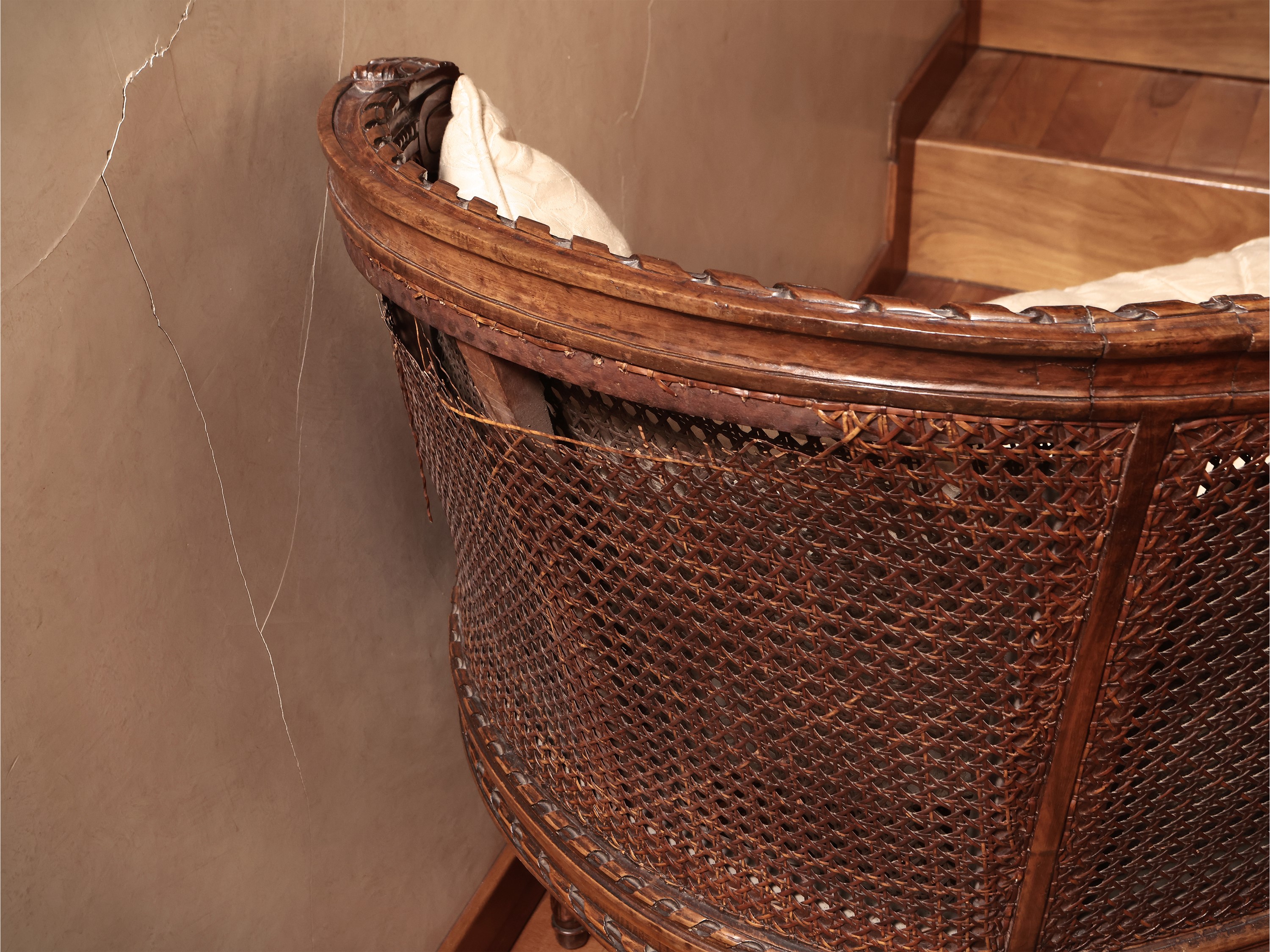 Divanetto a pozzetto in noce