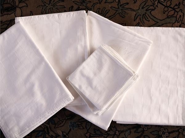 Serie di quattro tovaglie in cotone damascato