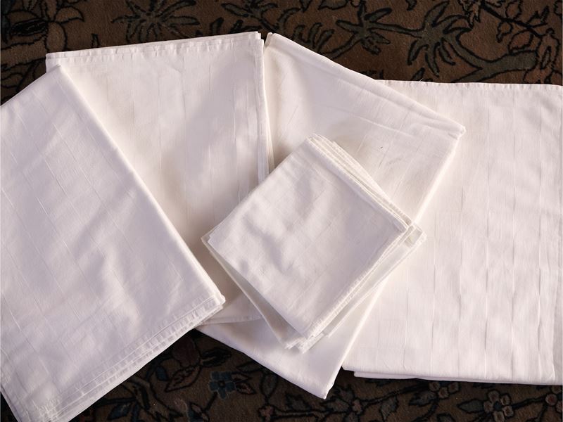 Serie di Quattro Tovaglie in Cotone Damascato