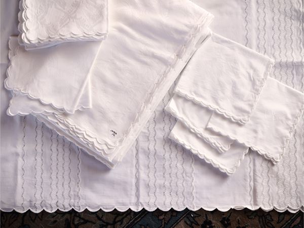 Due tovaglie in cotone bianco