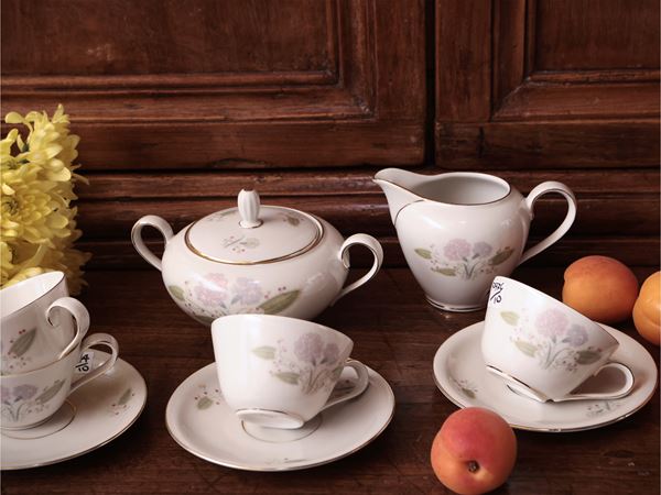 Serie di otto tazzine da caffè in porcellana tedesca