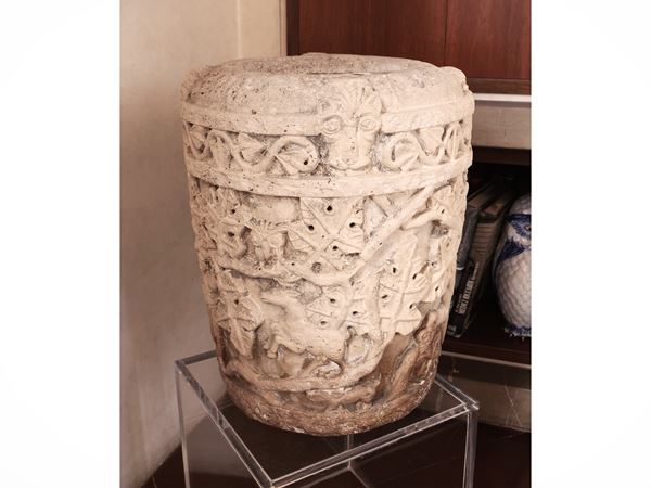Maniera della scultura gotica, XX secolo - Grande vaso scultoreo ad urna in pietra