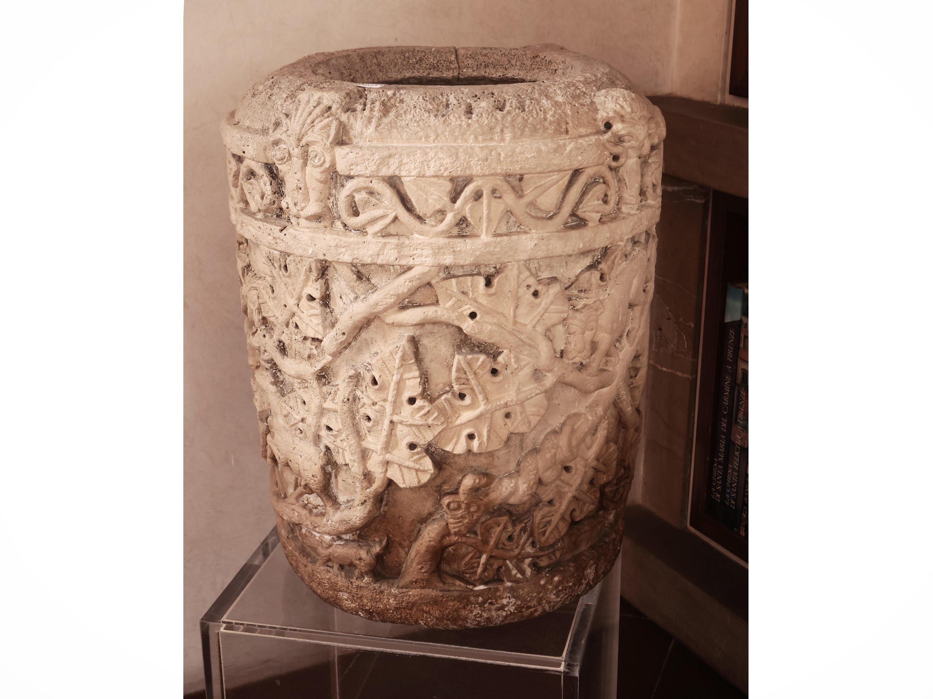 Maniera della Scultura Gotica, XX Secolo - Grande Vaso Scultoreo Ad Urna in Pietra