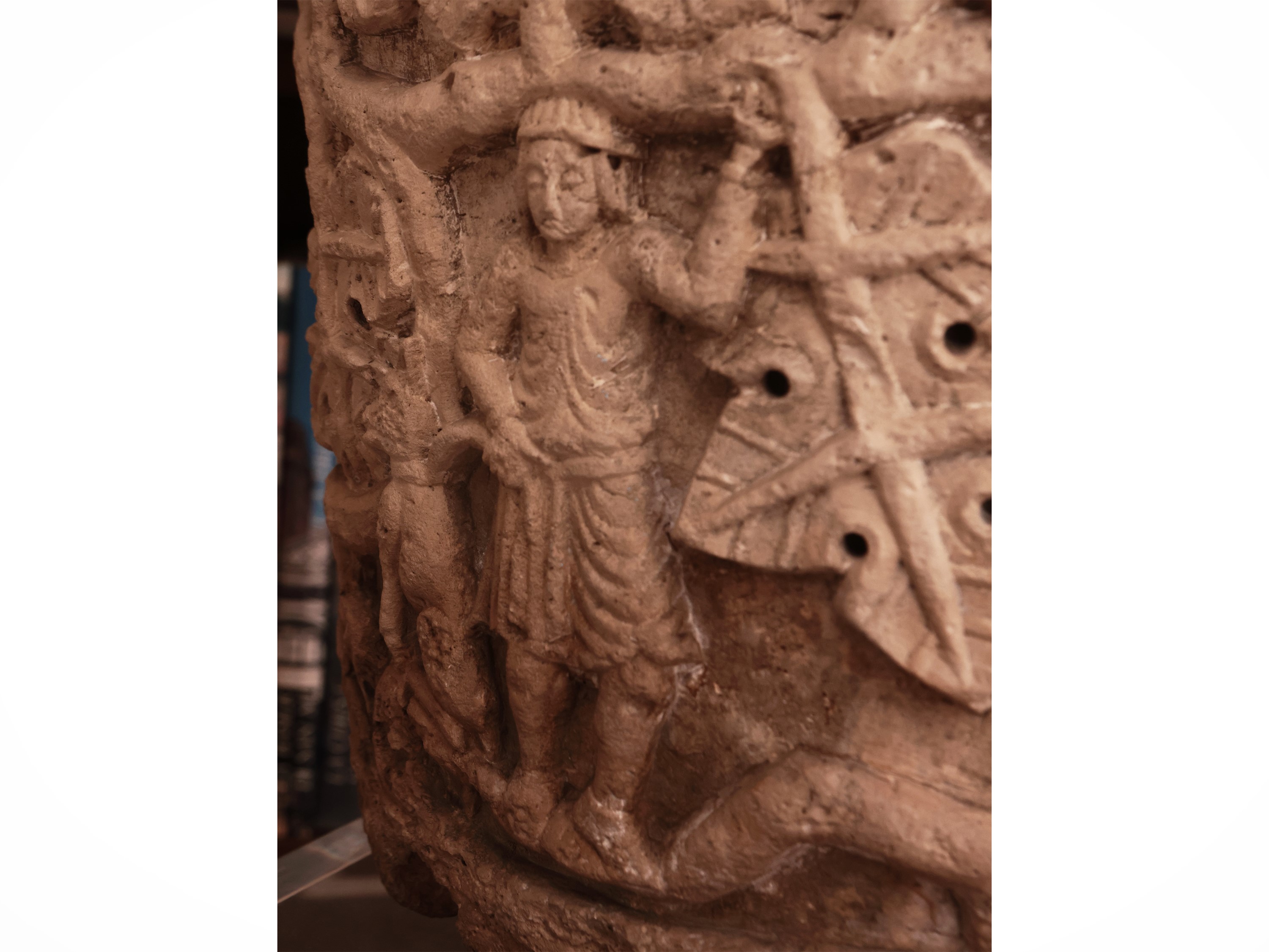 Maniera della Scultura Gotica, XX Secolo - Grande Vaso Scultoreo Ad Urna in Pietra