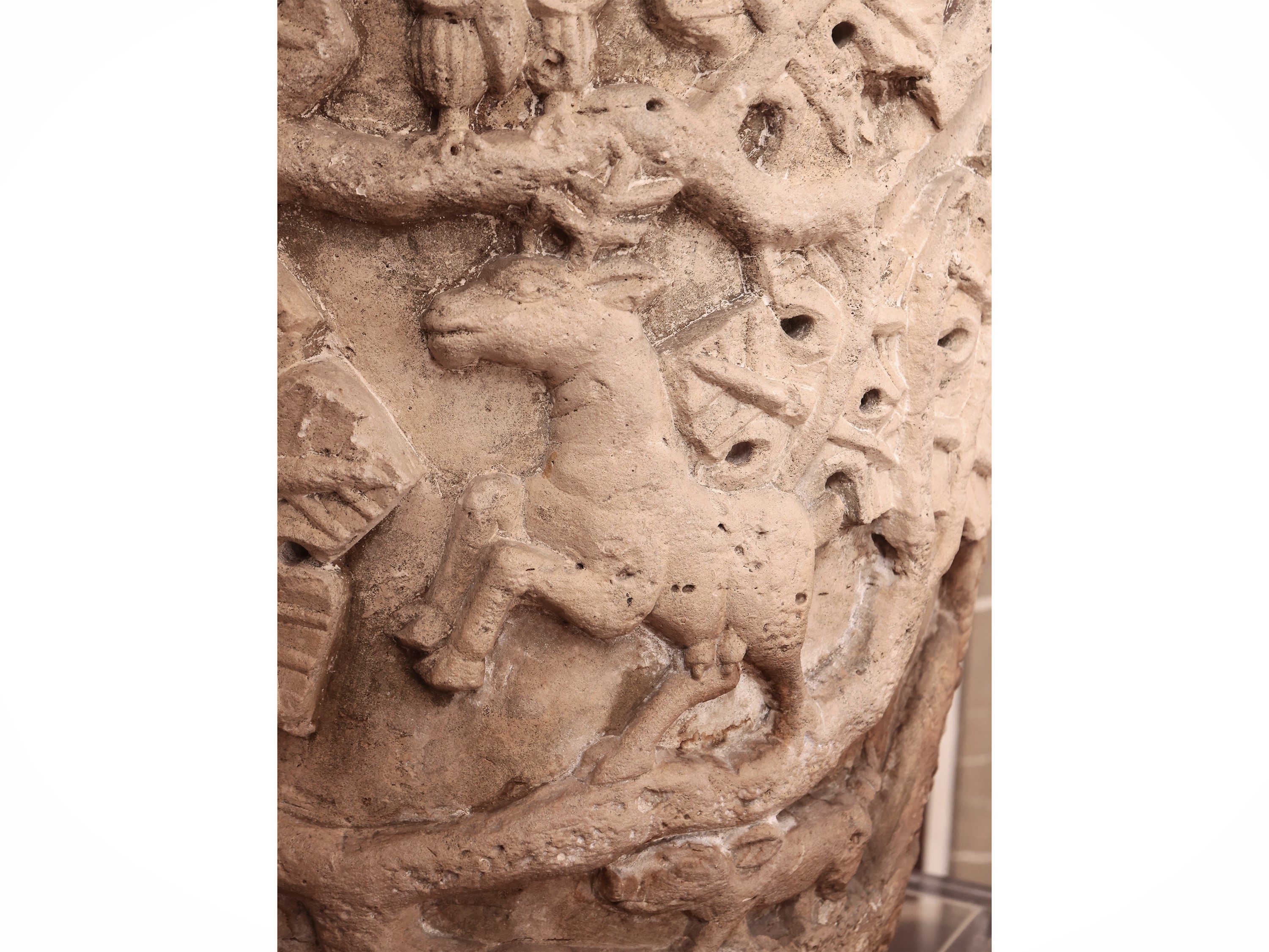 Maniera della Scultura Gotica, XX Secolo - Grande Vaso Scultoreo Ad Urna in Pietra