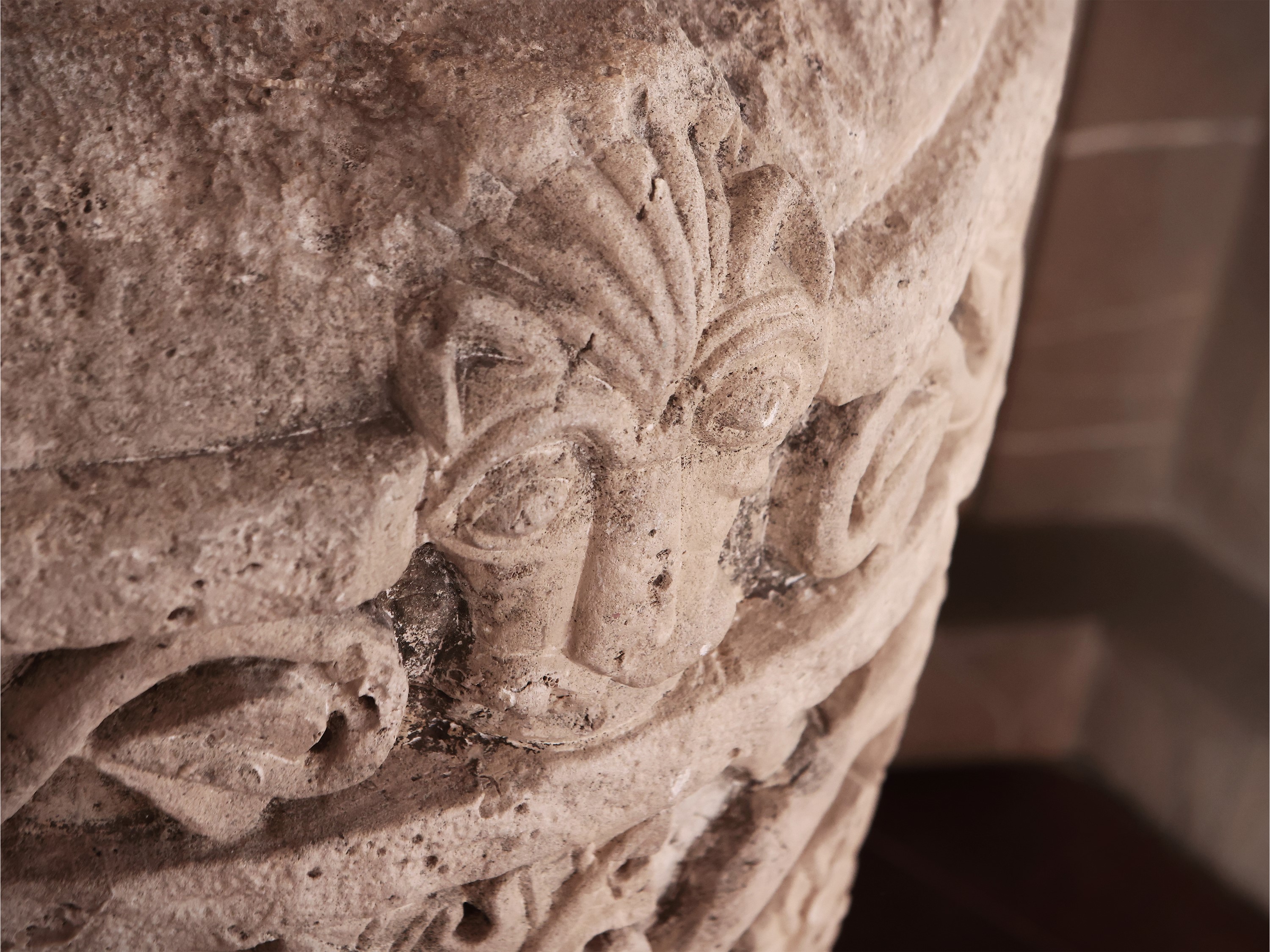 Maniera della Scultura Gotica, XX Secolo - Grande Vaso Scultoreo Ad Urna in Pietra