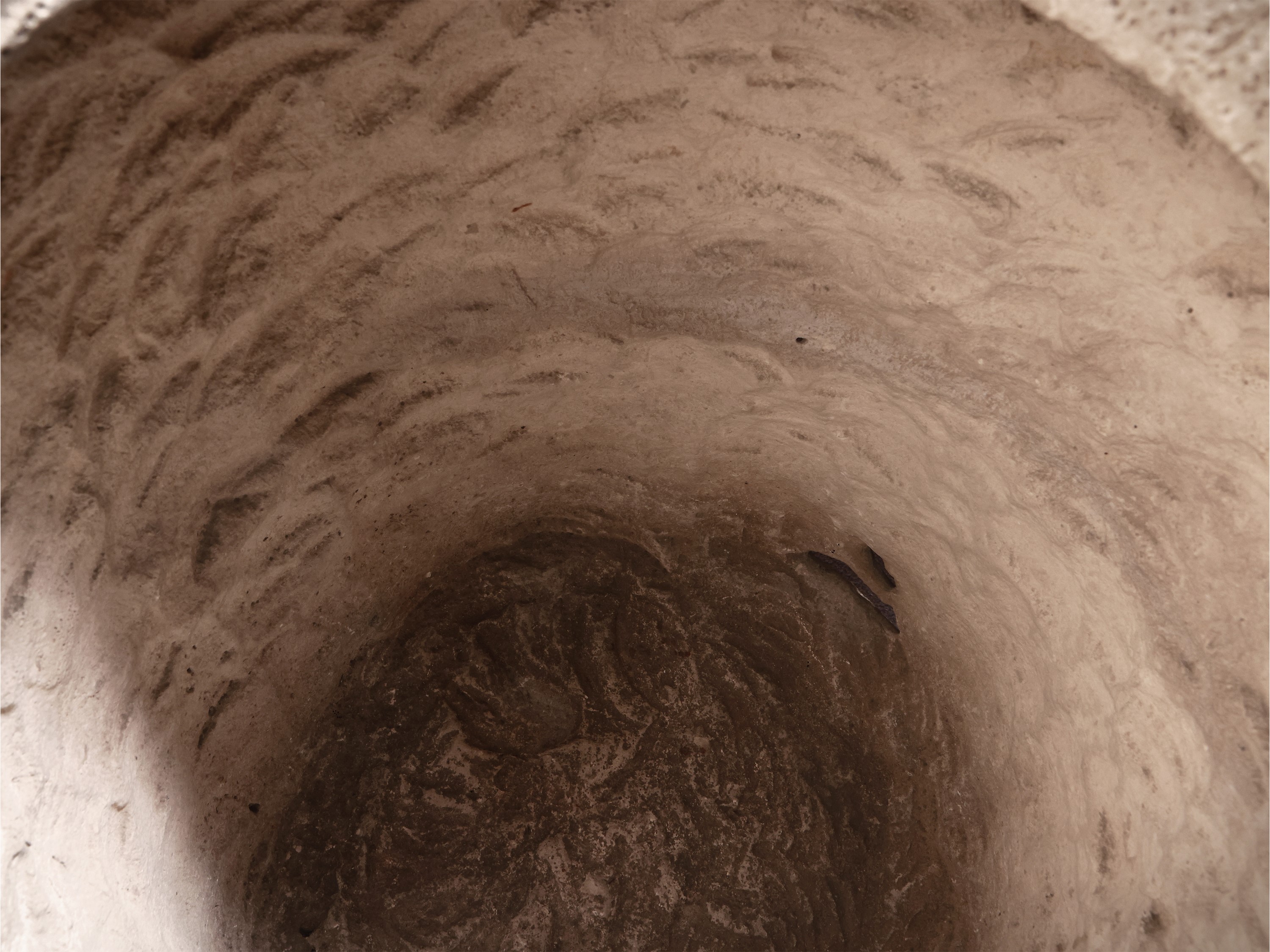 Maniera della Scultura Gotica, XX Secolo - Grande Vaso Scultoreo Ad Urna in Pietra