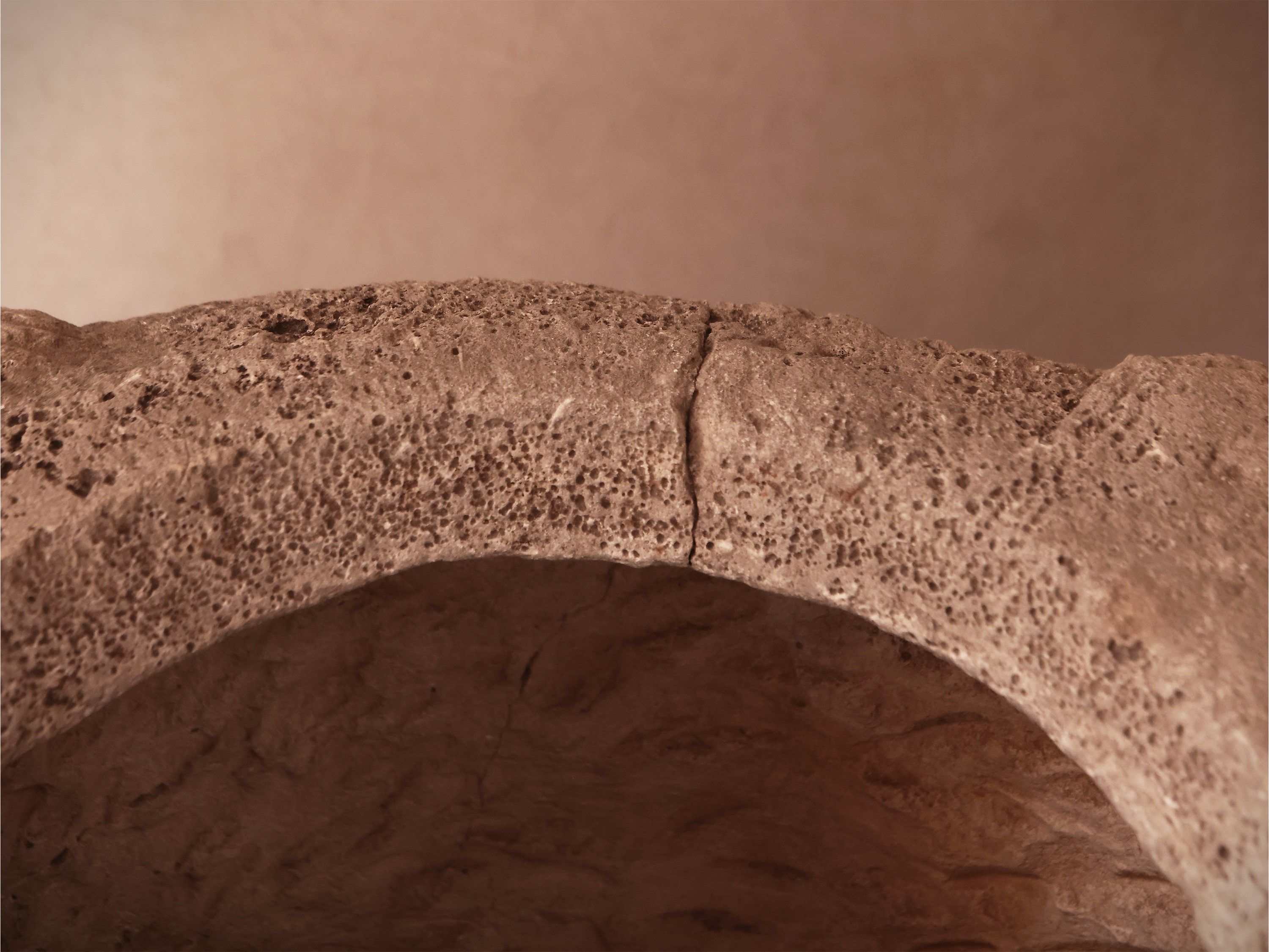 Maniera della Scultura Gotica, XX Secolo - Grande Vaso Scultoreo Ad Urna in Pietra