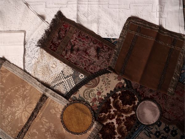 Assortimento di centrini e tovagliette ricamate