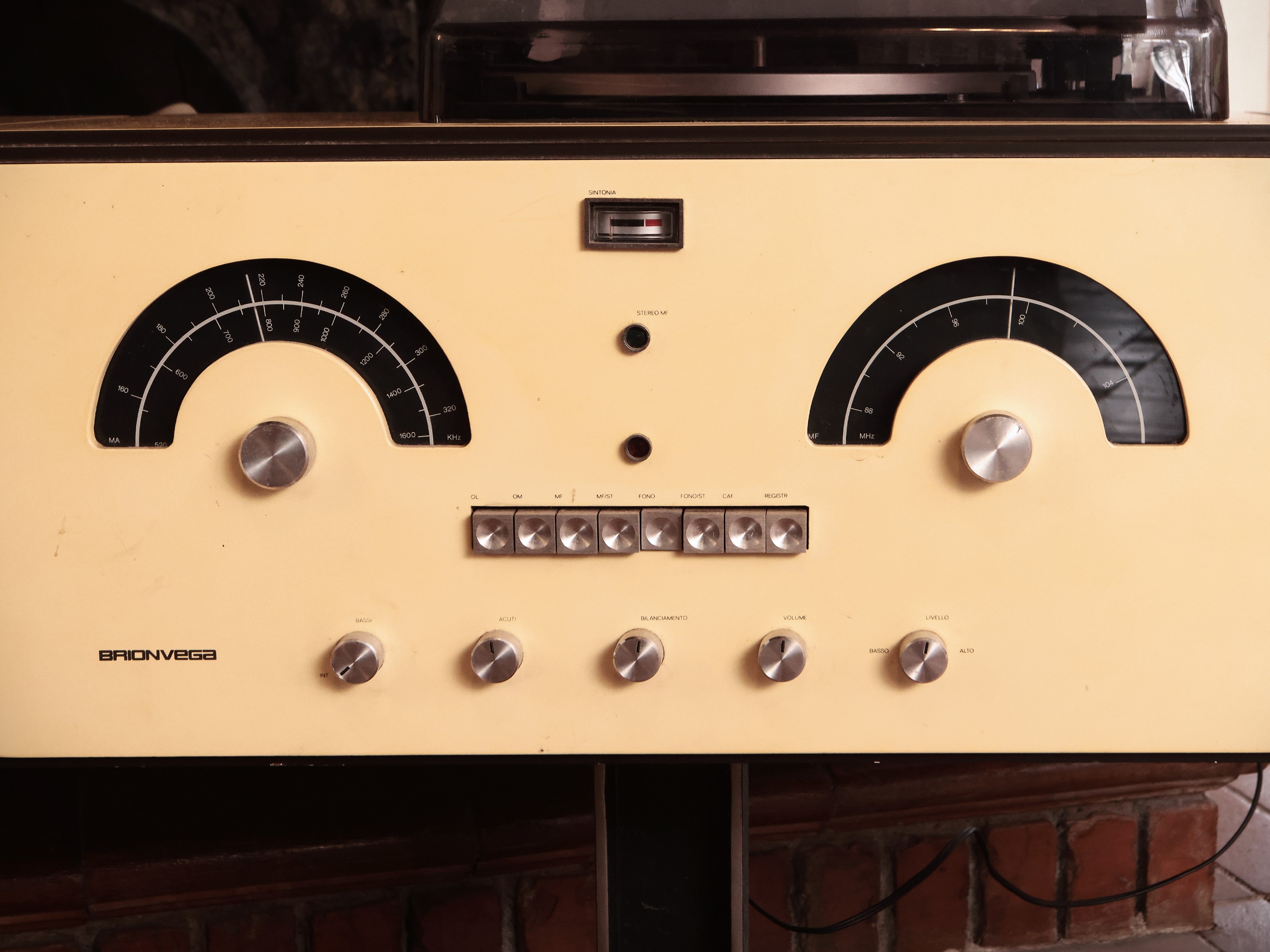 Radio stereo giradischi RR126 per Brionvega