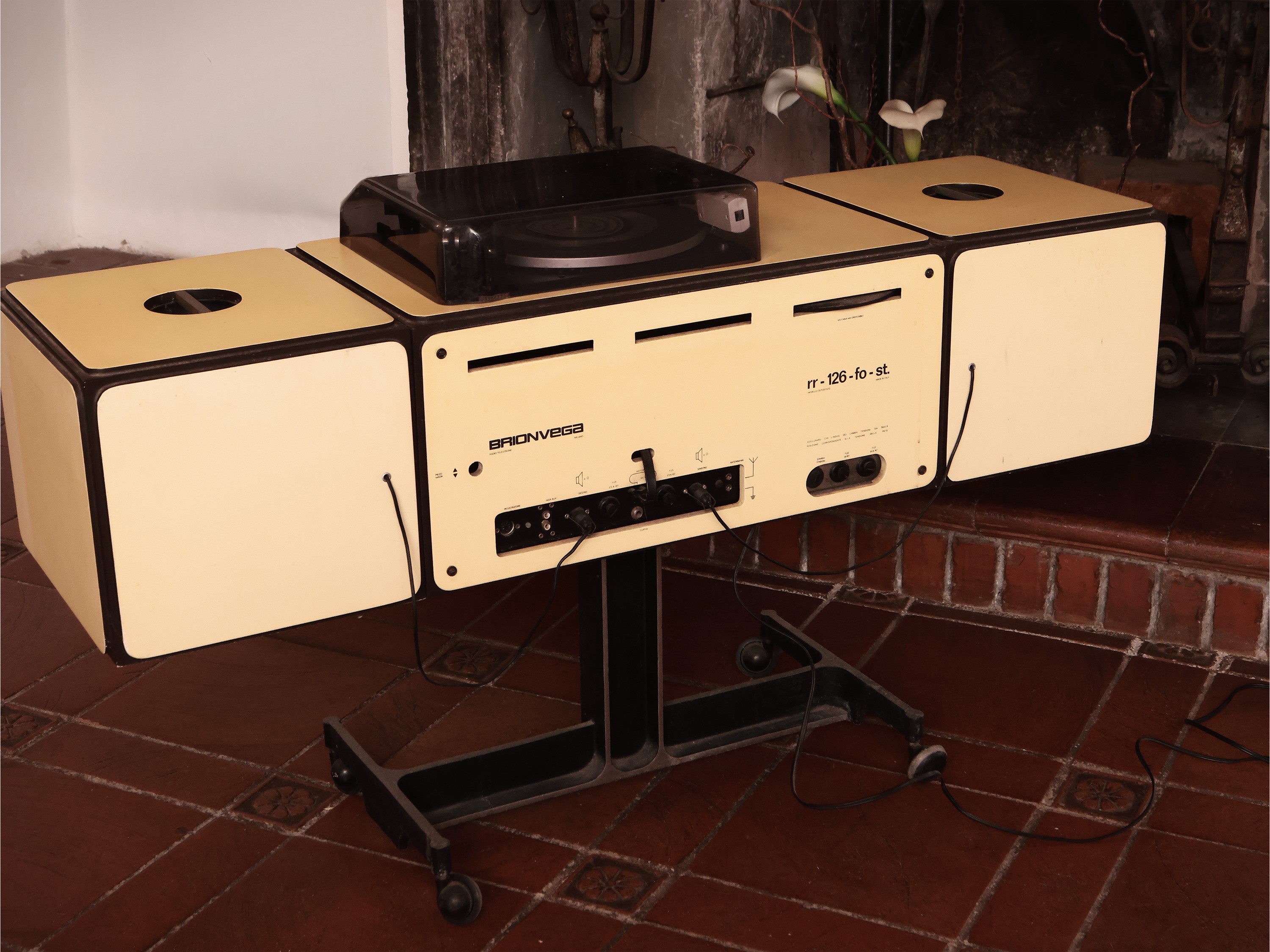 Radio stereo giradischi RR126 per Brionvega