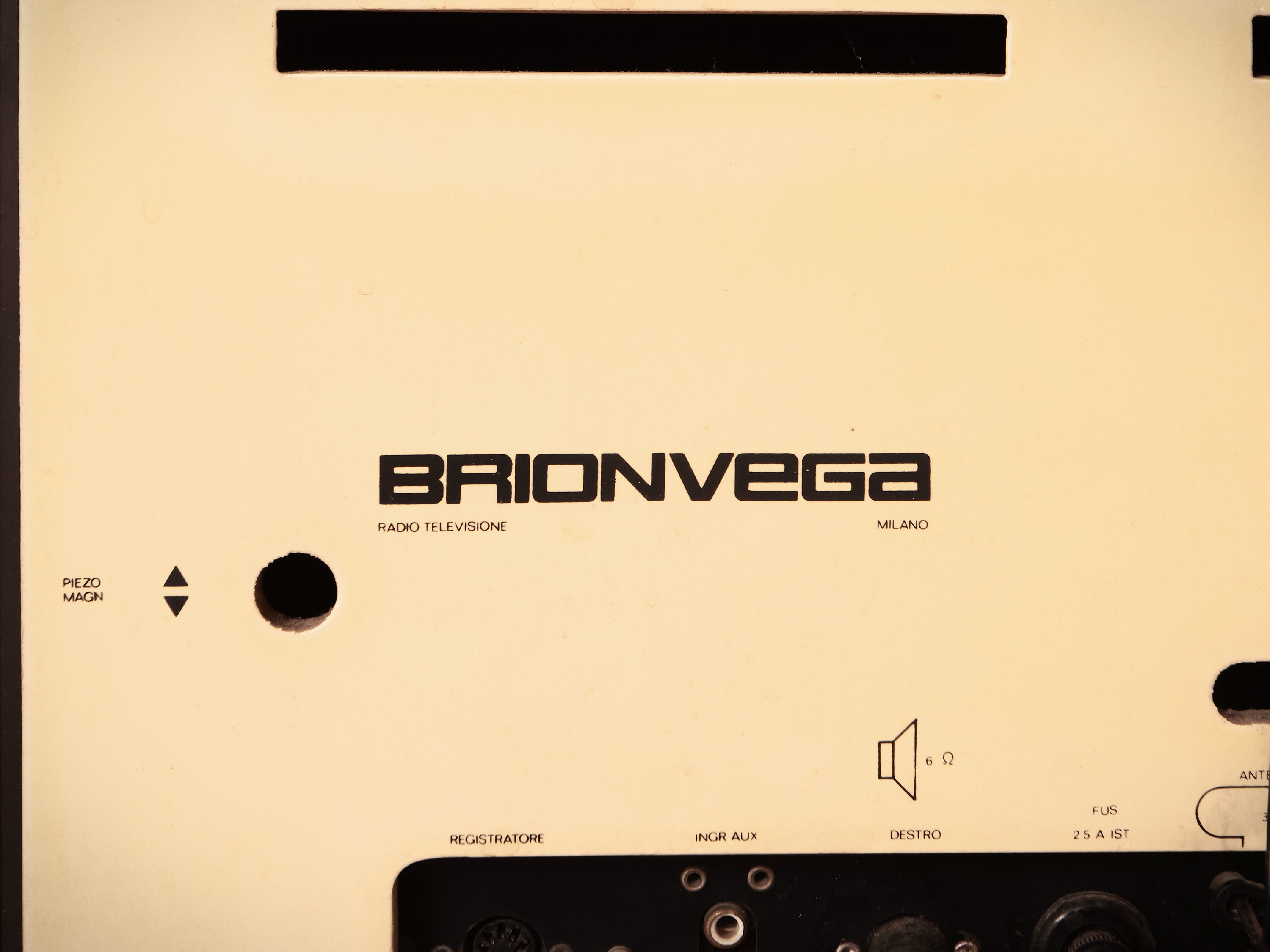 Radio stereo giradischi RR126 per Brionvega